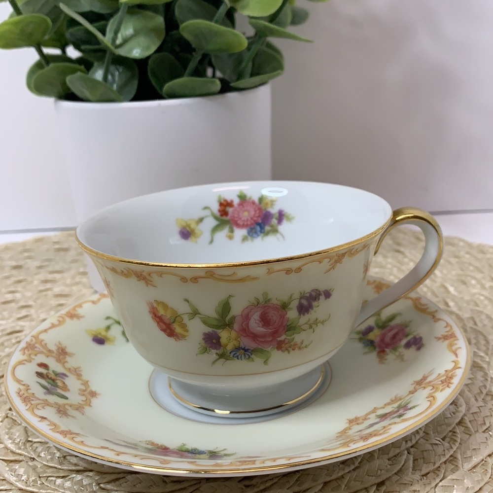 Noritake Japan floral pattern teacup & saucer set